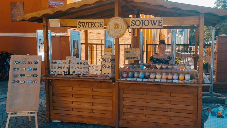 Zapraszamy serdecznie na nasze stoisko na Jarmarku Cysterskim, dziś i jutro (16-17. września). 💫🔥 Jesteśmy na placu katedralnym, przed wejściem do Katedry. 🥰

 #kolczyki #rękodzieło #handmade #świecenaturalne #świecesojowe #ozdoby #świece #zapachy #pelplin #jarmarkcysterski