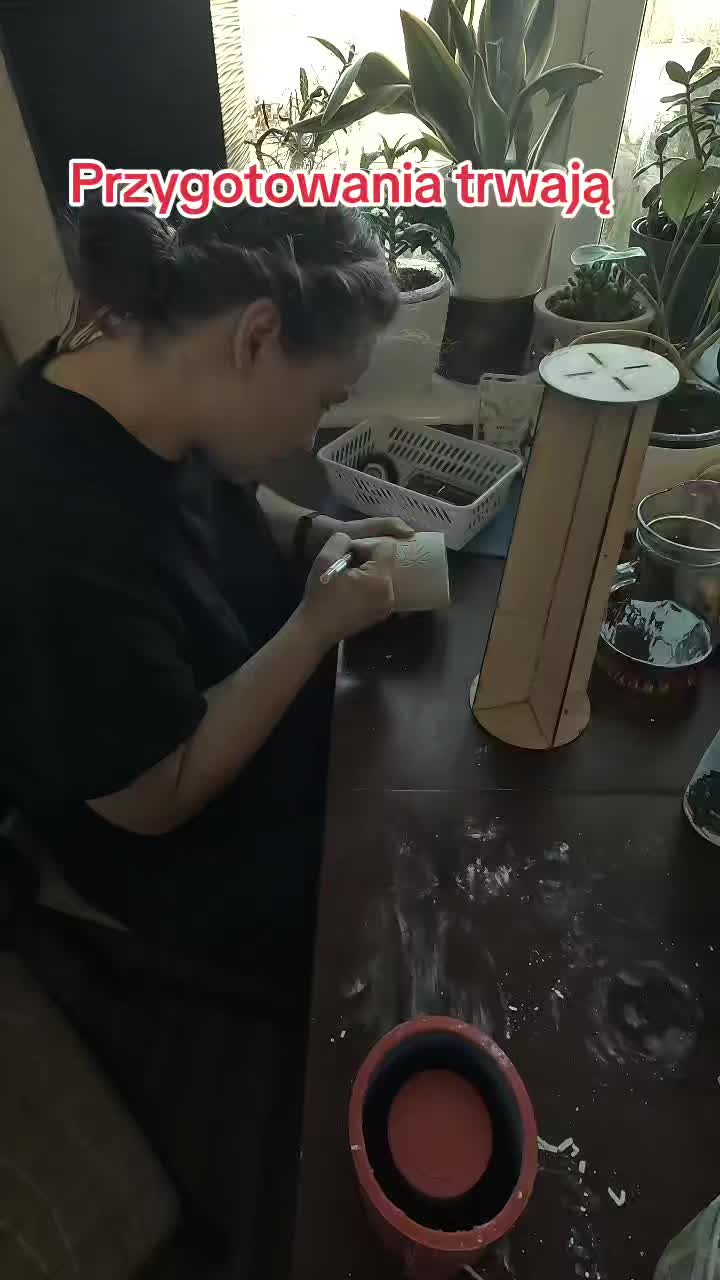 @malinowa_pyza  Przygotowania do jarmarków świątecznych. Projektowanie, robienie form, odlewanie,  rzeźbienie i na koniec malowanie 😃😃 Będziemy na pewno w Malborku, Dzierzgoniu i Starym Polu #jarmark #pomorskie #bożenarodzenie #święta #rękodzieło  #rękodziełonaprezent