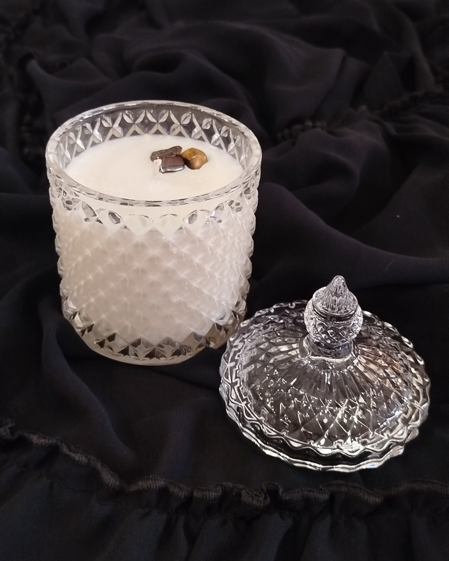 "Kryształowy Oud" to odrobina orientalnego luksusu w Twoim wnętrzu. ✨ Nasza nowa, rzemieślnicza świeca sojowa w przepięknym, kryształowym szkle z ozdobną pokrywką to prawdziwa uczta dla zmysłów. Wnętrze skrywa głęboki, żywiczny i niezwykle elegancki zapach Nomade d’oud, który po odpaleniu knota magicznie rozprasza światło i otula przestrzeń dymną tajemnicą. Idealna harmonia kunsztownego designu i wyjątkowego aromatu na spokojne, klimatyczne wieczory. 🤎
#ŚwiecaSojowa #NomadeDoud #Kryształ #Rękodzieło #Luksus