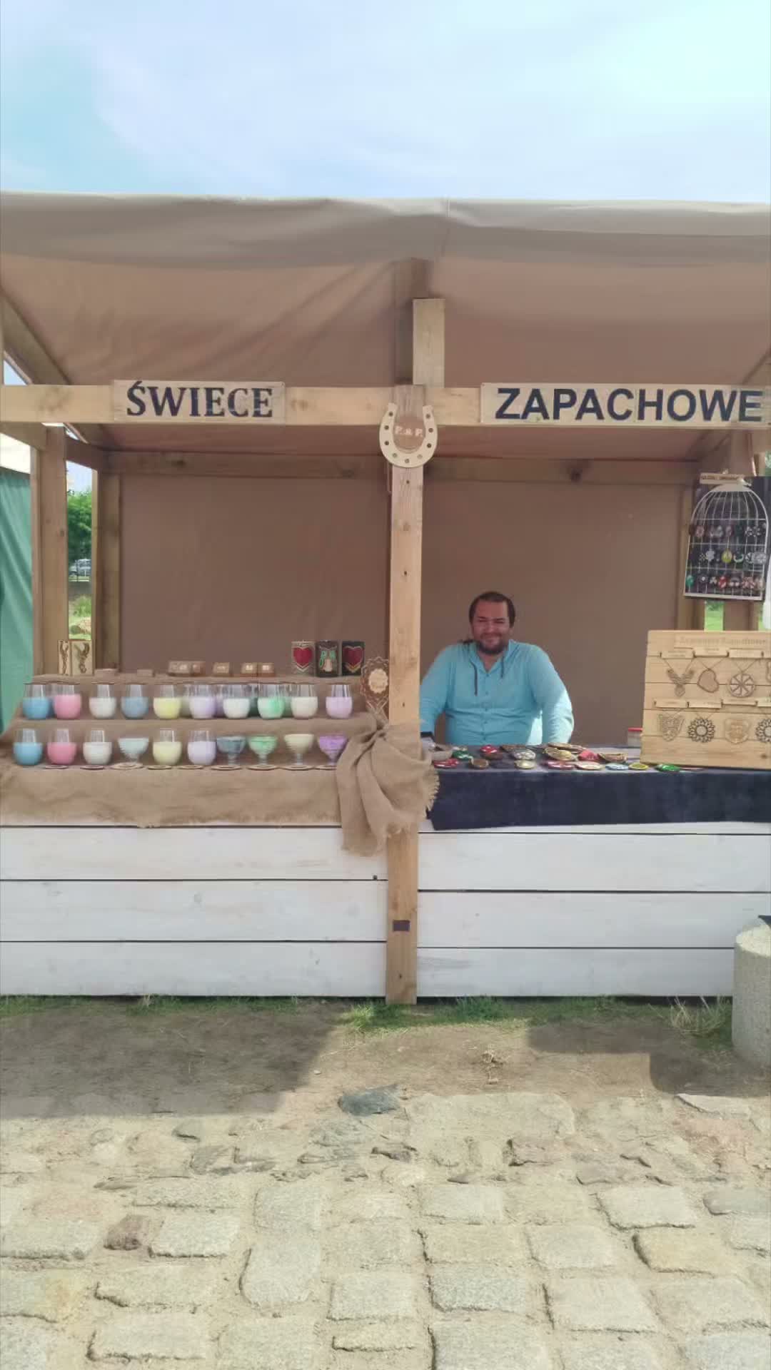 Oblężenie Malborka dobiegło końca, a my już przygotowujemy się do kolejnych wydarzeń.

Bardzo dziękujemy za tak wspaniały czas, który mogliśmy z Wami spędzić! Dziękujemy wszystkim i każdemu z osobna za inspirujące rozmowy, podsunięte pomysły, zainteresowanie naszymi wyrobami i przede wszystkim za tę dobrą energię, którą do nas przynieśliście. Cieszymy się, że mogliśmy się z Wami dzielić naszą pasją i jest nam przemiło, że spotkała się ona z tak dobrym odbiorem. To jest bardzo budujące i pokazuje, że to, co robimy  ma sens, a nasze rękodzieło sprawia Wam radość, co jest dla nas najważniejsze!

Dziękujemy wszystkim gościom, którzy przyjechali bądź przyszli specjalnie, żeby z nami być, a do tego jeszcze nas nakarmili - Wasze towarzystwo sprawiło nam również ogromną radość. ☺️

Dziękuję także wszystkim wystawcom, z którymi mogliśmy się w tym czasie spotkać - za Wasze serducho do niecodziennych rzeczy, za to, że my również mogliśmy zabrać ze sobą przepiękną część Waszego zamiłowania, a przede wszystkim za doborowe towarzystwo! 

❤️✨🍀 Do następnego!

Ech... Trochę się rozpisałam, a i tak mam wrażenie, że coś mogłam przeoczyć. Jeśli tu dotarliście, to dajcie znać. 😁😁😁