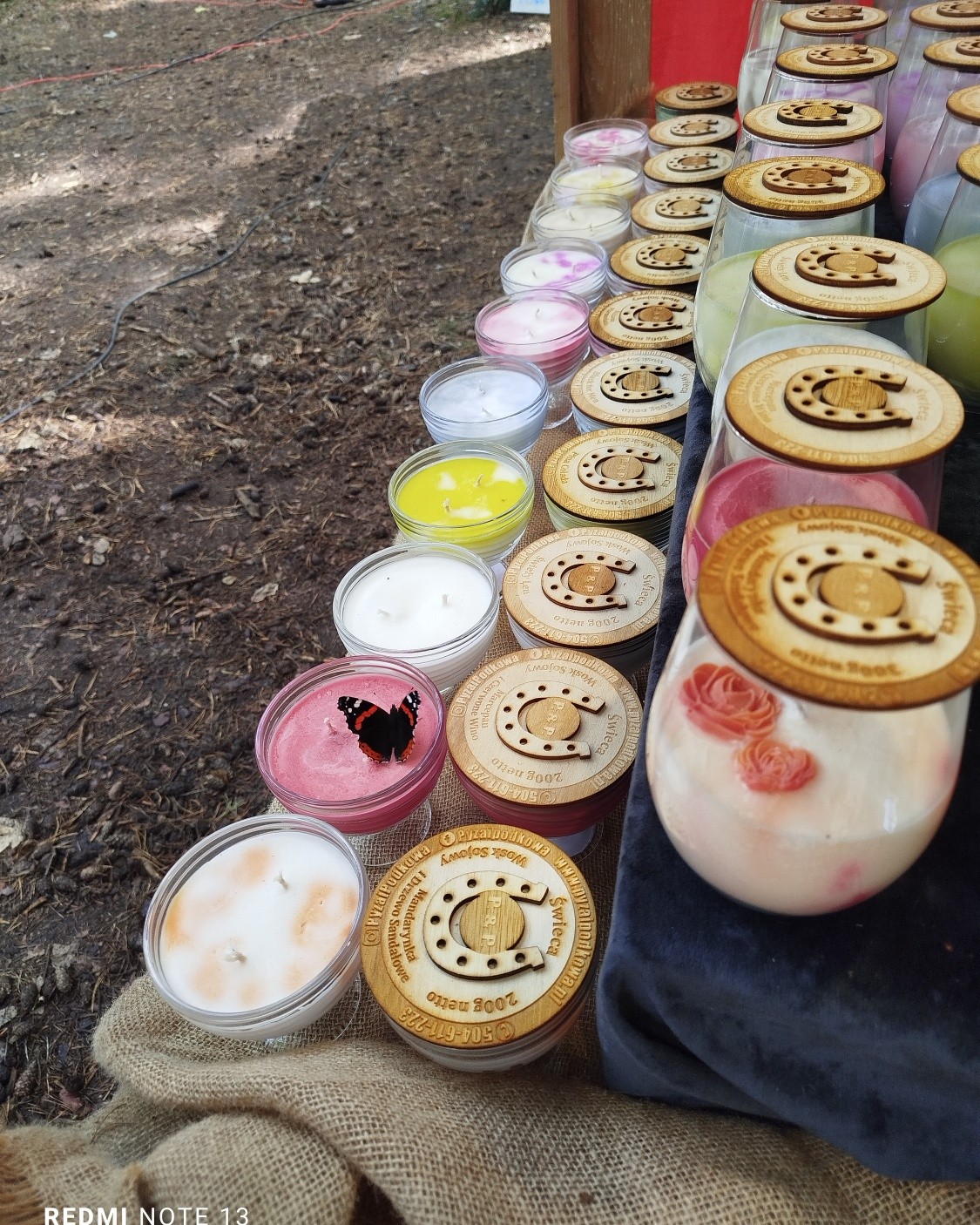 Taki niespodziewany i piękny gość nas odwiedził w ostatni dzień festiwalu. 🤩🤗 Dziękujemy wszystkim, którzy podeszli do naszego stoiska w tych dniach, za wszelkie rozmowy, uśmiechy i miłe słowa. To ogromna radość móc dzielić się z Wami naszą pasją i twórczością. To właśnie napędza nas do tworzenia i daje ogromną satysfakcję. ❤️☺️ Mamy nadzieję, że spotkamy się jeszcze na niejednym wydarzeniu, tymczasem dzisiaj jesteśmy dla Was jeszcze do godziny 17:00. 🤗🍀✨ 

Do zobaczenia!

 #festiwalmitologiisłowianskiej #świecesojowe #handmadecrafts #rękodzieło #fragnance